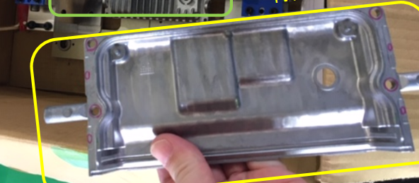 ECU电池盖去毛刺.jpg