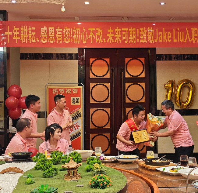 <a href='/product/' class='keys' title='点击查看关于春亨工具的相关信息' target='_blank'>春亨工具</a>入职10周年颁奖仪式.jpg