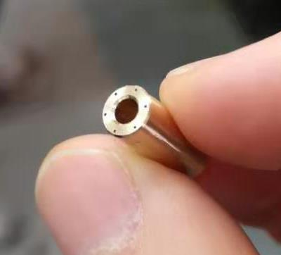 通讯连接器钻微孔.png